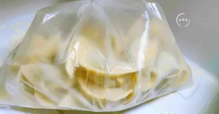 饺子包装后,这是个小技巧,让它不会粘在一起,也不会破裂 第6张 饺子包装后,这是个小技巧,让它不会粘在一起,也不会破裂 第6张